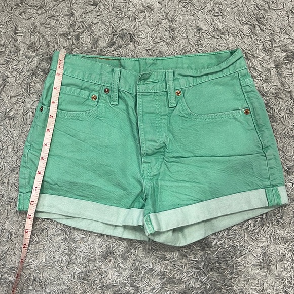 Womesn Levi's Jeans Short Green Size 27 - Picture 1 of 5